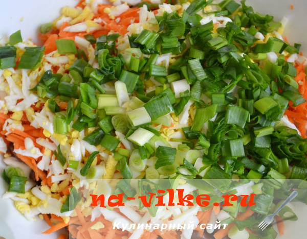 Салат сыр с чесноком и яйцом