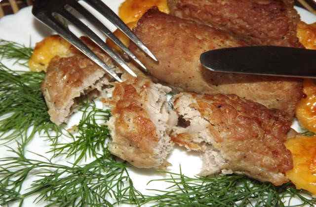 Рулетики из свинины с начинкой в духовке