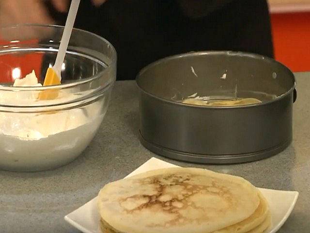 Блинный торт со сметанным кремом и бананами