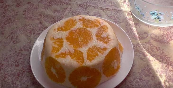 Торт из зефира без выпечки с фруктами, ягодами и орехами