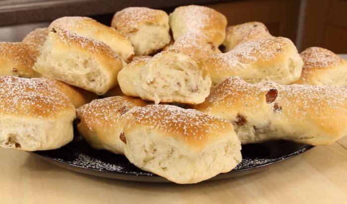 Булочки с изюмом из дрожжевого теста в духовке: 4 пошаговых рецепта