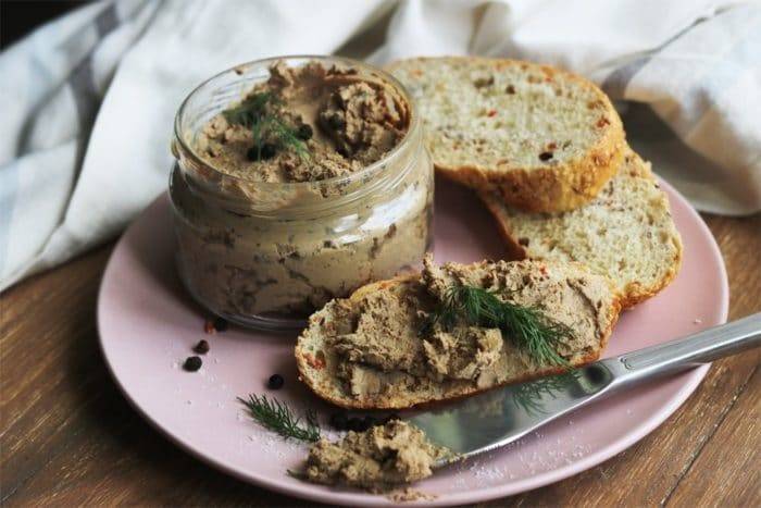 Яйца фаршированные шпротами и огурцом