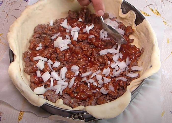 Пошаговый рецепт пирога из слоеного теста с мясом