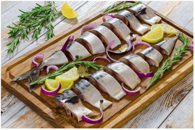 Скумбрия в фольге, запеченная в духовке целиком: рецепт с лимоном и луком