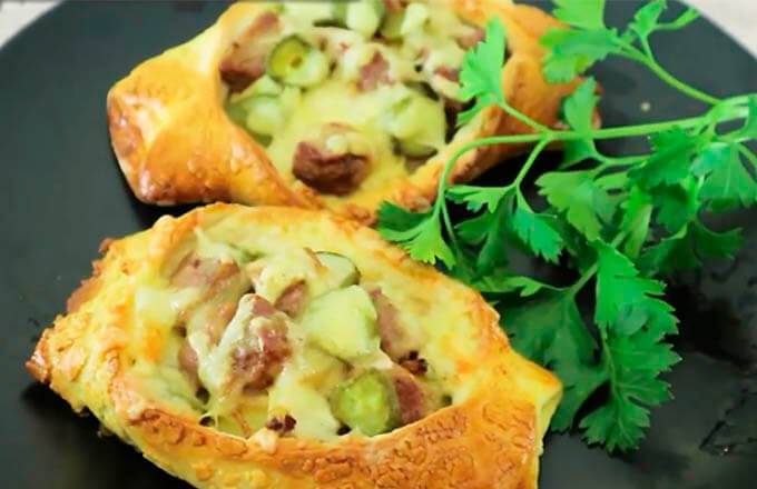 Слоеные пирожки с мясом