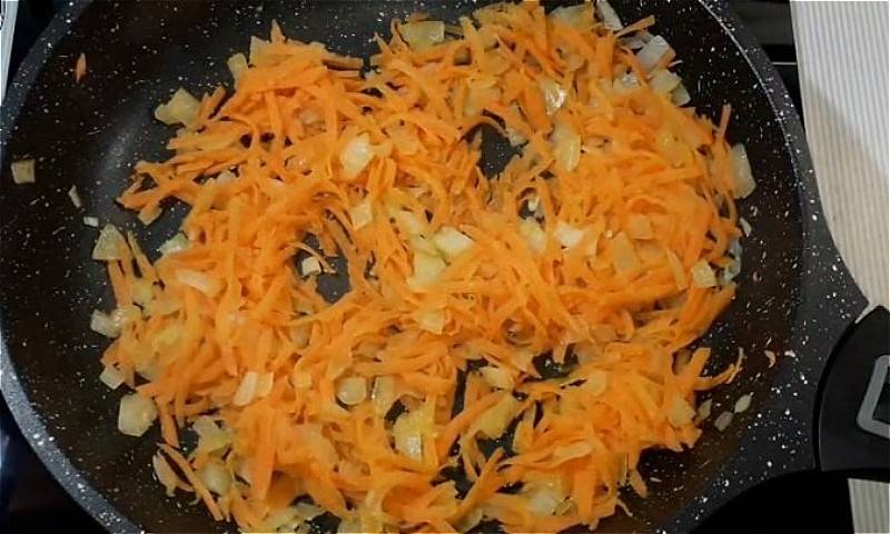 Суп-пюре из кабачков и картофеля с сухариками