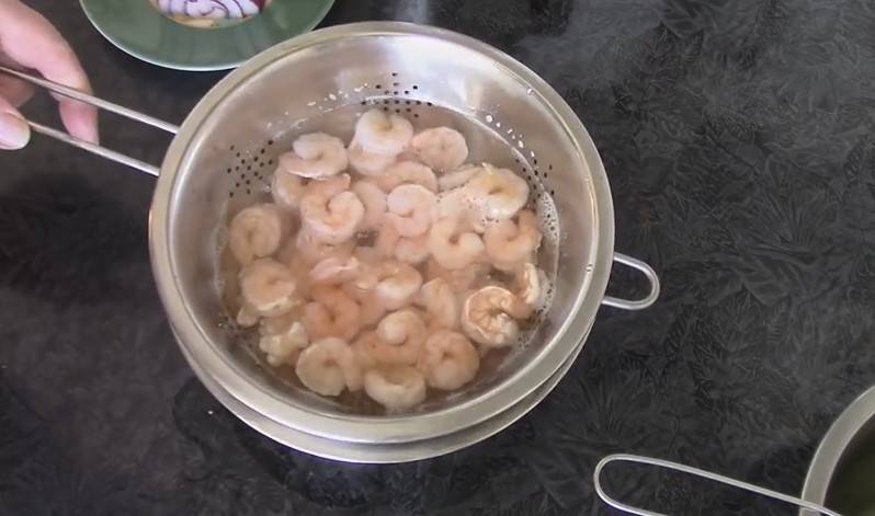 Салат с креветками и кальмарами