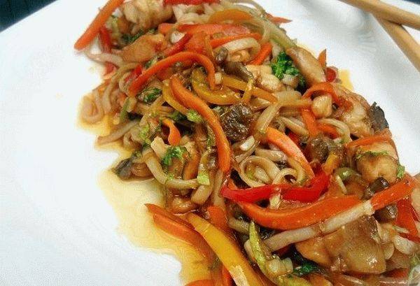 Лапша удон с курицей и овощами в соусе терияки