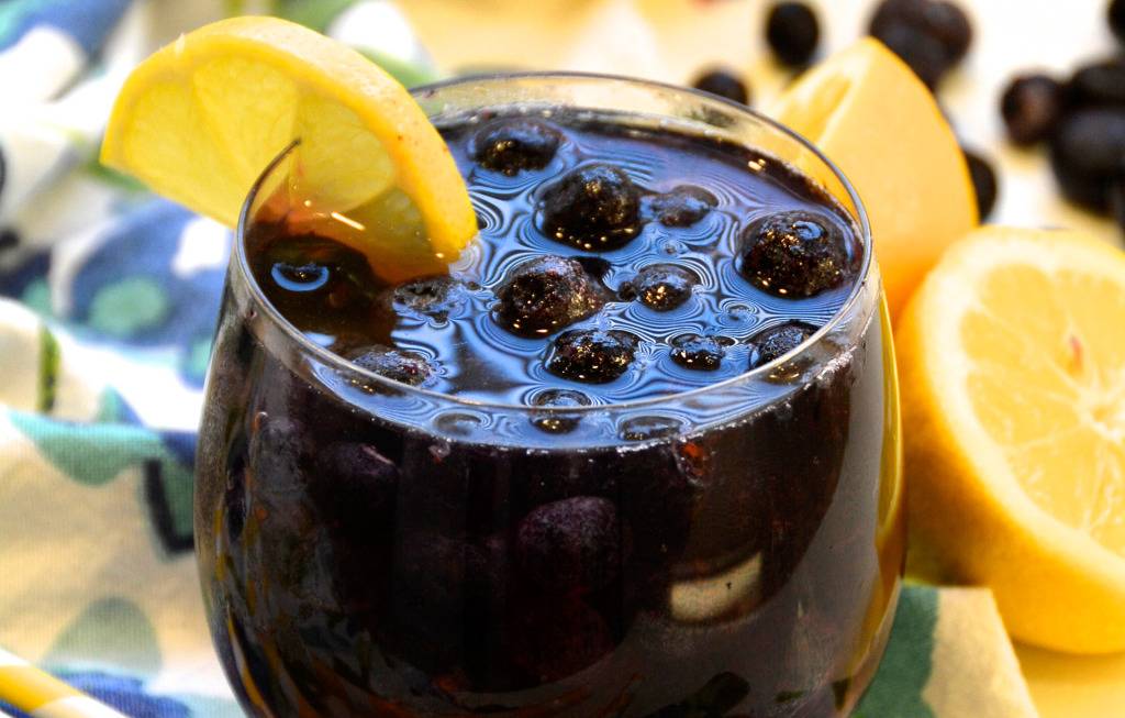 Черничный сок: полезные свойства и вред | food and health