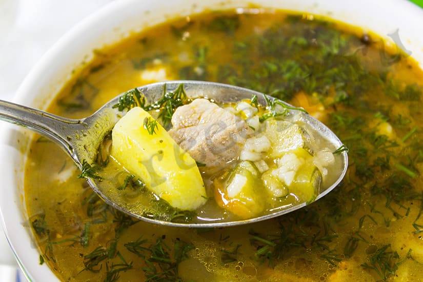 Пошаговый рецепт приготовления рассольника с рисом и солеными огурцами
