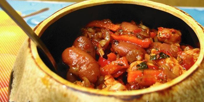 Три запечённых блюда в горшочках: картофель с рисом, с овощами и вкусная тушеная картошка