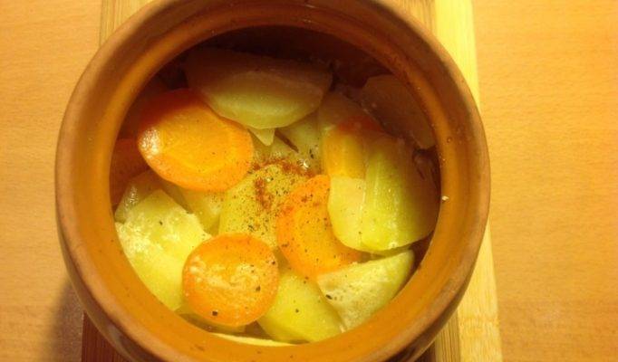 Три запечённых блюда в горшочках: картофель с рисом, с овощами и вкусная тушеная картошка