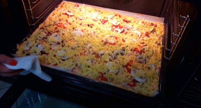 Пицца с колбасой и сыром