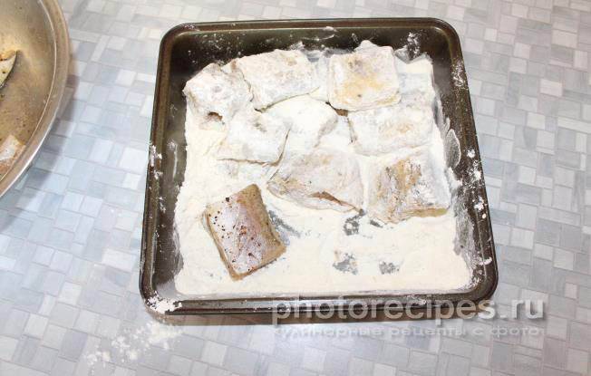 Минтай в майонезе с луком и морковью на сковороде