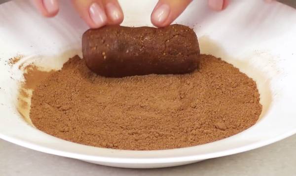Торт из зефира без выпечки с фруктами, ягодами и орехами