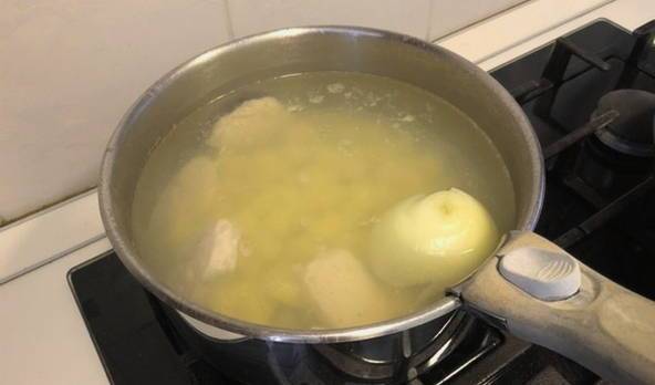 Как сварить вкусный и прозрачный бульон из курицы - пошаговые рецепты с фото