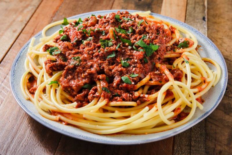 Спагетти в сливочном соусе с курицей