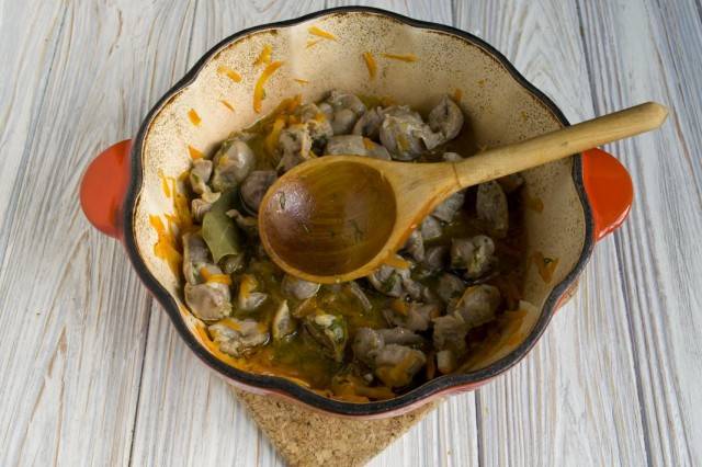 Вкусные тушеные куриные желудки