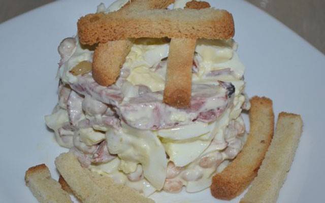 Салаты с консервированной фасолью и сухариками, вкусные, необычные, но простые