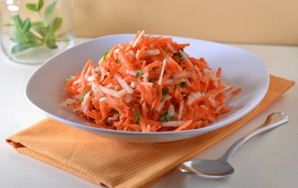 Вкусные салаты с яйцом и зелёным луком: подборка летних рецептов