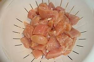 Куриная грудка в сметанном соусе с кунжутом
