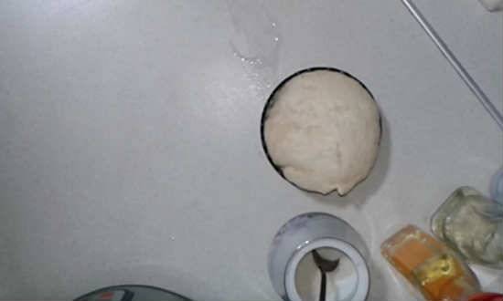 Пицца с колбасой и сыром