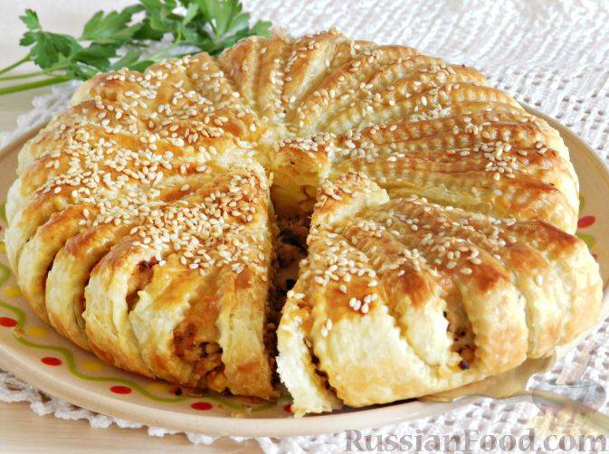 Пошаговый рецепт пирога из слоеного теста с мясом