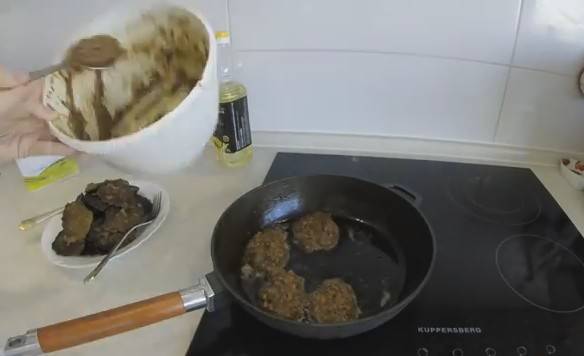 Печеночные оладьи из говяжей, свиной или куриной печени. классические пошаговые рецепты на любой вкус
