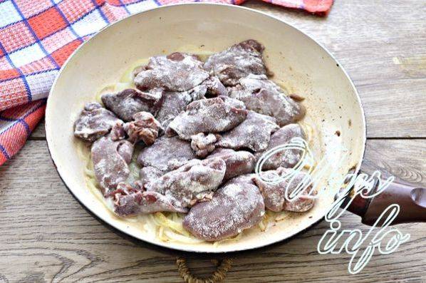 Куриная печень жареная с луком на сковороде