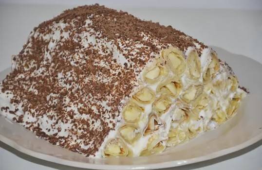 Блинный торт со сметанным кремом и бананами
