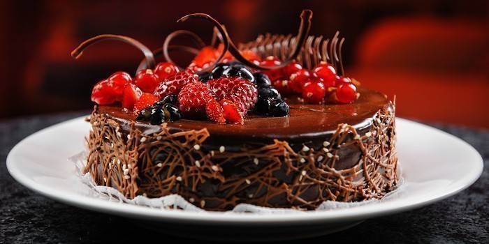 Торт из зефира без выпечки с фруктами, ягодами и орехами