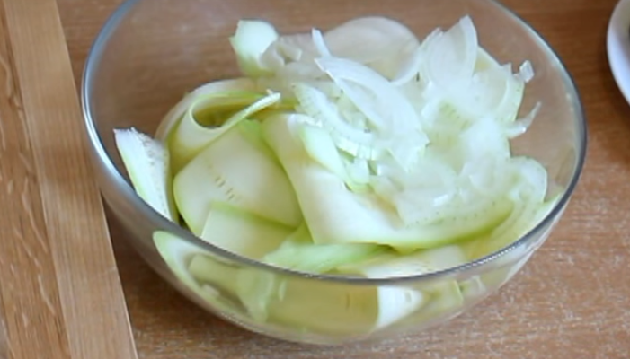 Салаты из свежих кабачков: простые и вкусные рецепты с сырыми кабачками