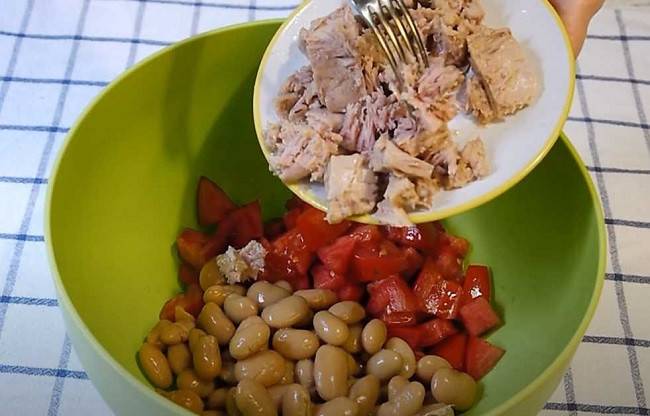 Салат с консервированным тунцом. 9 очень вкусных рецептов с фото