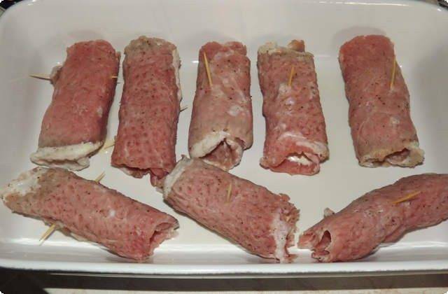 Рулетики из свинины с начинкой в духовке