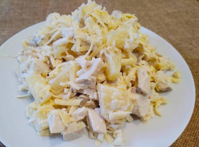 Салат с курицей и ананасами: классические рецепты очень вкусных салатов