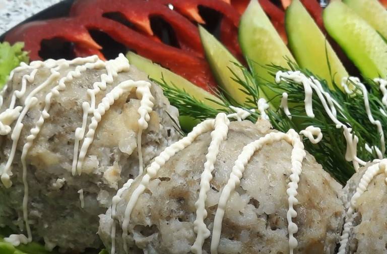 Тефтели из фарша с рисом в духовке: 3 рецепта