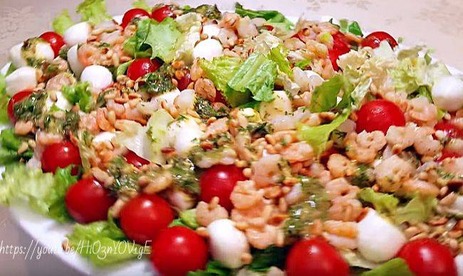 Классический салат цезарь с креветками