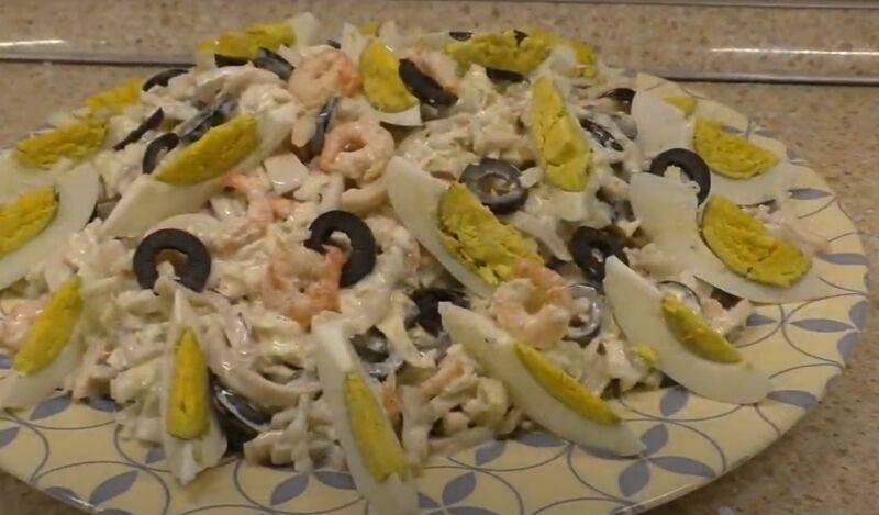 Рецепт: салат с кальмарами и сыром
