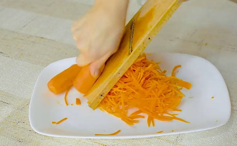 Салаты из свежих кабачков: простые и вкусные рецепты с сырыми кабачками