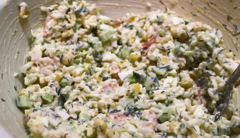 Салат с креветками и кальмарами