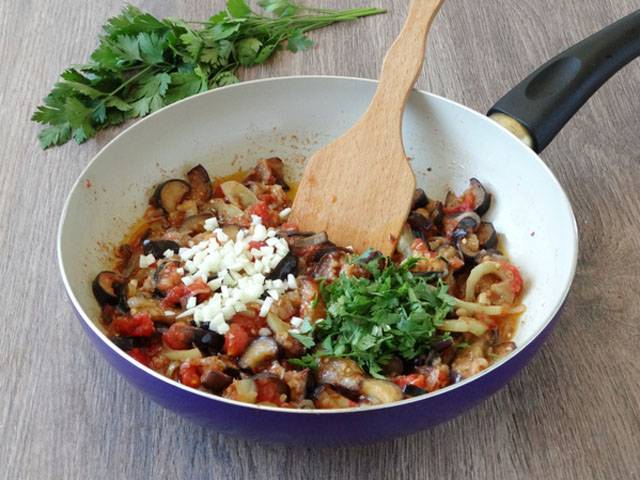 Тушеные баклажаны с овощами