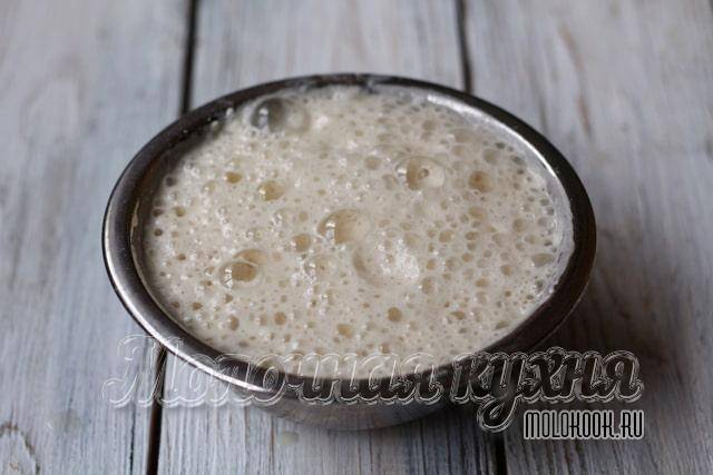 Пицца с колбасой и сыром