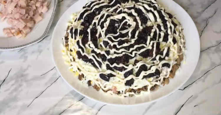 10 вкусных рецептов салата с копченой курицей