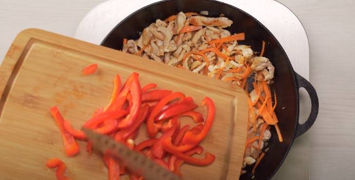 Лапша удон с курицей и овощами в соусе терияки