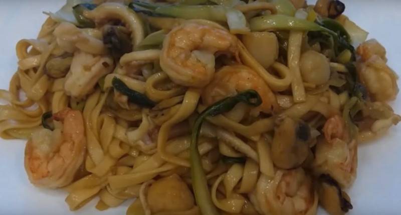Лапша удон с курицей и овощами в соусе терияки