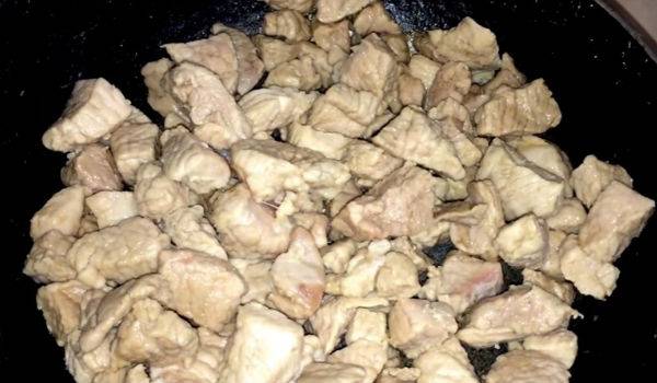 Подливка из свинины: с луком, томатом, сметаной, мукой, бефстроганов