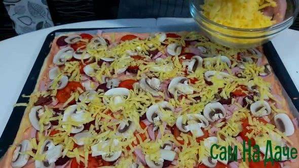Пицца с колбасой и сыром