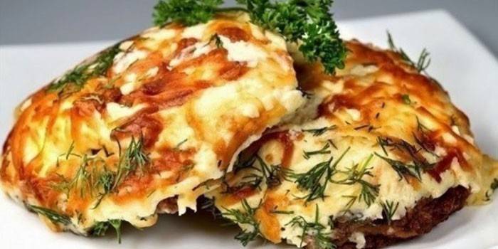 Мясо с грибами, запеченное в духовке или мультиварке