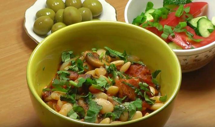 Жареная свинина с грибами и фасолью