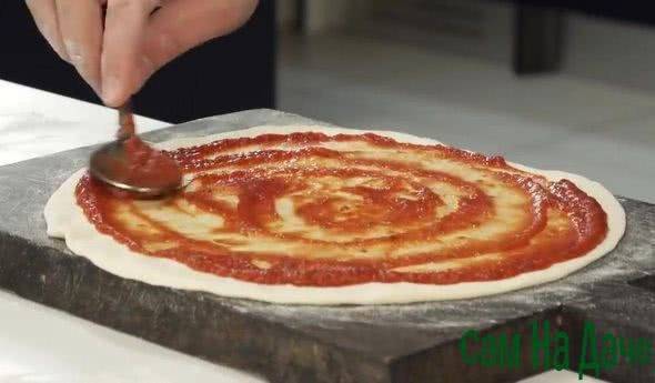 Пицца с колбасой и сыром